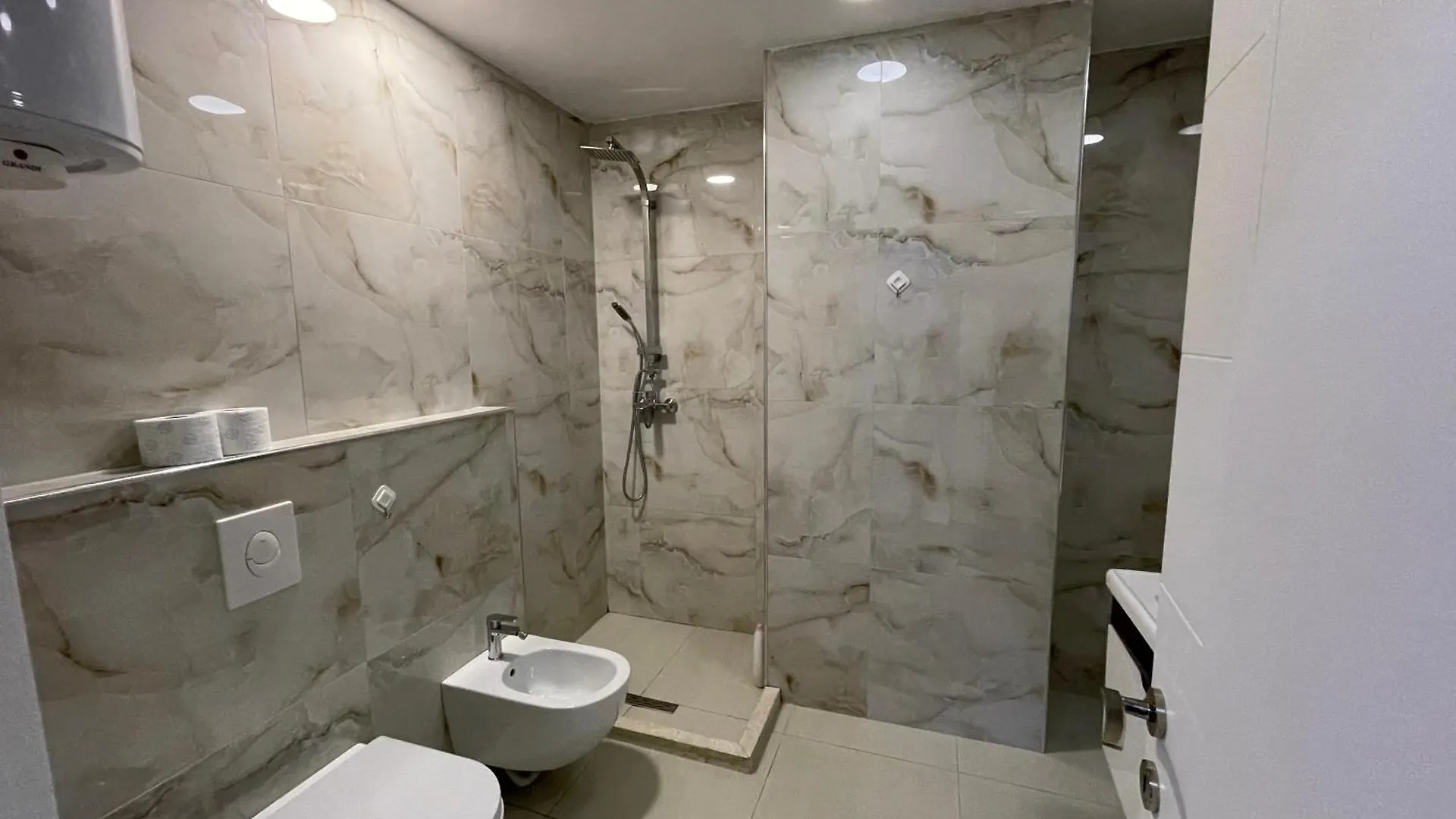 Boutique 3 - Cozy Central 1-Bedroom Τίρανα
